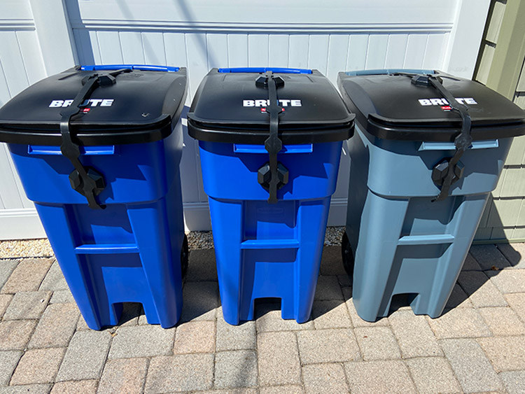strong strap garbage can locks on three rubbermaid brute hinged lid cans